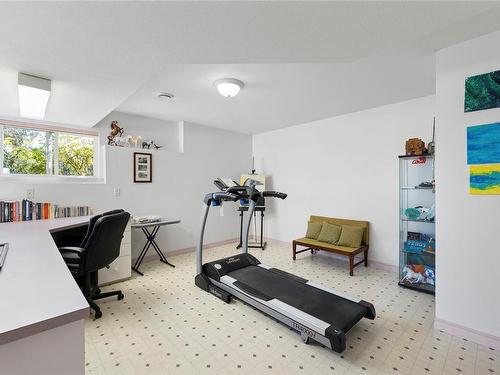 211 Wallace Way, Qualicum Beach, BC - Indoor Photo Showing Gym Room