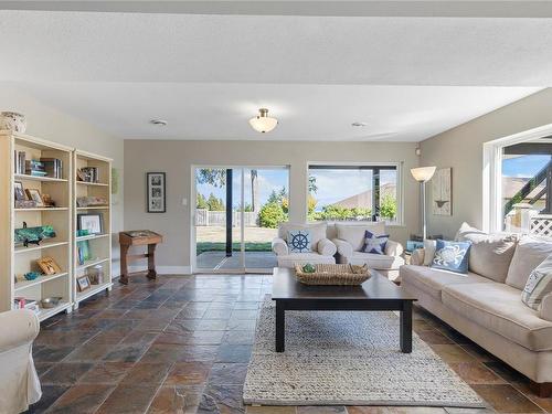 211 Wallace Way, Qualicum Beach, BC - Indoor Photo Showing Living Room