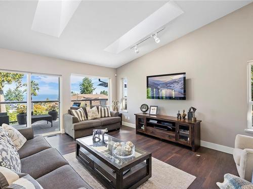 211 Wallace Way, Qualicum Beach, BC - Indoor Photo Showing Living Room