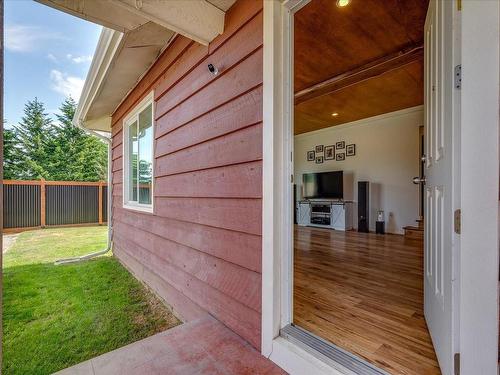 922 Esplanade Ave, Ladysmith, BC - Outdoor With Exterior