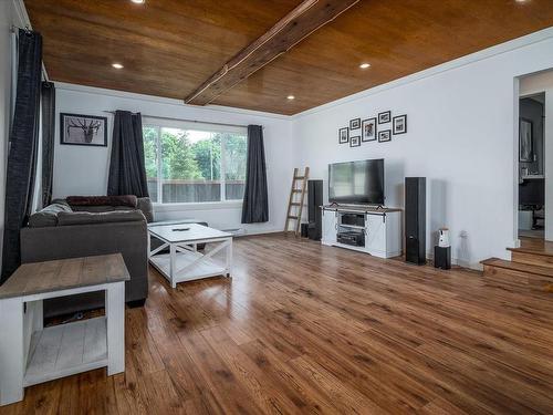 922 Esplanade Ave, Ladysmith, BC - Indoor Photo Showing Living Room