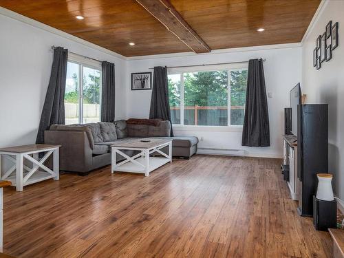 922 Esplanade Ave, Ladysmith, BC - Indoor Photo Showing Living Room