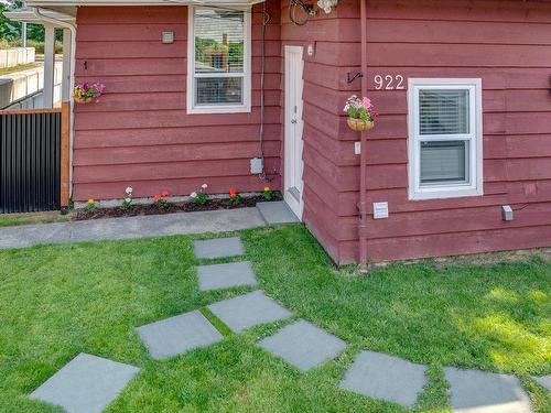 922 Esplanade Ave, Ladysmith, BC - Outdoor With Exterior