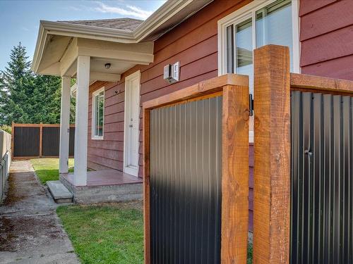 922 Esplanade Ave, Ladysmith, BC - Outdoor With Exterior