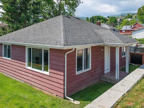 922 Esplanade Ave, Ladysmith, BC - Outdoor With Exterior