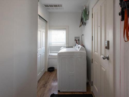 922 Esplanade Ave, Ladysmith, BC - Indoor Photo Showing Laundry Room