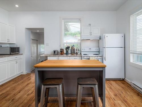 922 Esplanade Ave, Ladysmith, BC - Indoor Photo Showing Kitchen