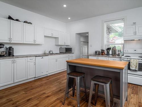 922 Esplanade Ave, Ladysmith, BC - Indoor Photo Showing Kitchen With Double Sink