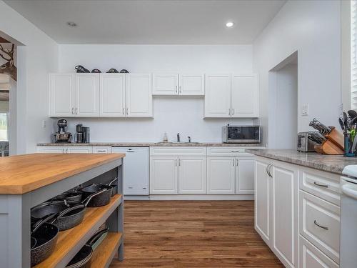 922 Esplanade Ave, Ladysmith, BC - Indoor Photo Showing Kitchen