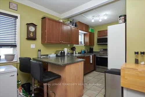 24 Henry St, Barrie, ON - Indoor Photo Showing Kitchen