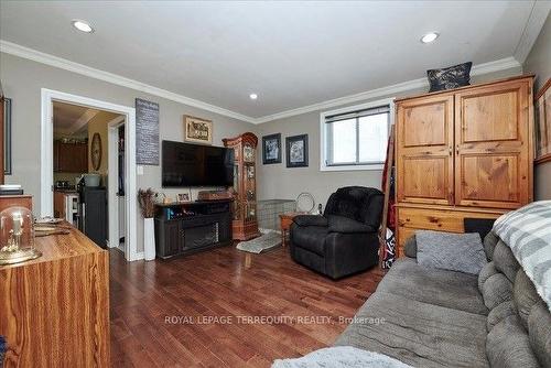 24 Henry St, Barrie, ON - Indoor Photo Showing Living Room