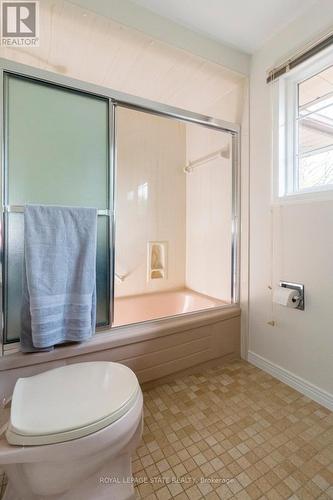 32 Ravine Drive W, Hamilton, ON - Indoor Photo Showing Bathroom