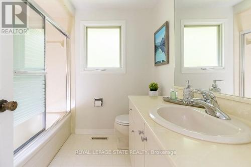 32 Ravine Drive W, Hamilton, ON - Indoor Photo Showing Bathroom