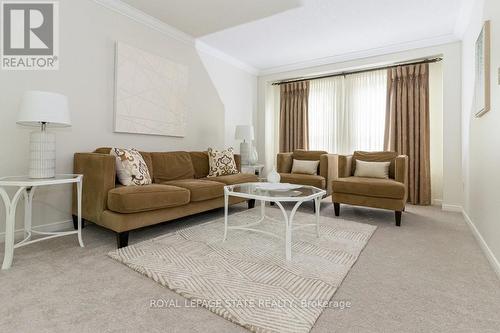 32 Ravine Drive W, Hamilton, ON - Indoor Photo Showing Living Room