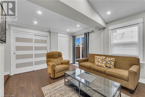 153 Ottawa Street S, Hamilton, ON - Indoor Photo Showing Living Room
