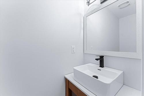 452-454 Upper Wellington Street, Hamilton, ON - Indoor Photo Showing Bathroom