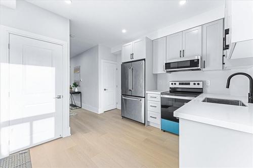 452-454 Upper Wellington Street, Hamilton, ON - Indoor Photo Showing Kitchen With Upgraded Kitchen