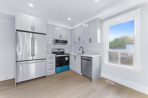 452-454 Upper Wellington Street, Hamilton, ON - Indoor Photo Showing Kitchen With Upgraded Kitchen