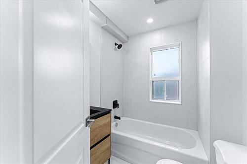 452-454 Upper Wellington Street, Hamilton, ON - Indoor Photo Showing Bathroom