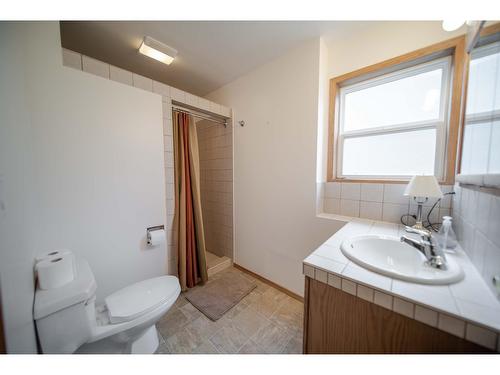 3329 Mt Fisher Drive, Cranbrook, BC - Indoor Photo Showing Bathroom