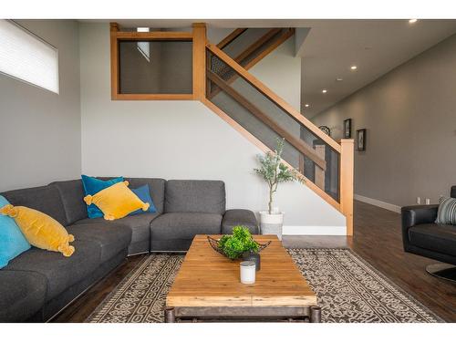 1574 Koocanusa Lake Drive, Lake Koocanusa, BC - Indoor Photo Showing Living Room