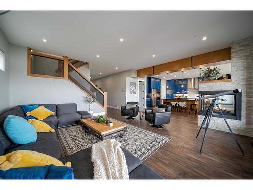 1574 Koocanusa Lake Drive, Lake Koocanusa, BC - Indoor Photo Showing Living Room