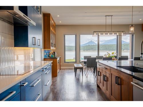 1574 Koocanusa Lake Drive, Lake Koocanusa, BC - Indoor Photo Showing Kitchen With Upgraded Kitchen