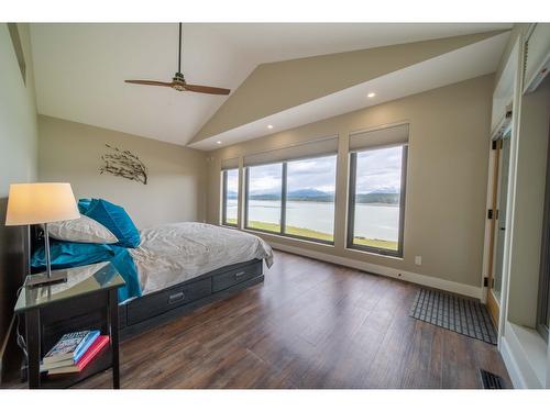 1574 Koocanusa Lake Drive, Lake Koocanusa, BC - Indoor Photo Showing Bedroom