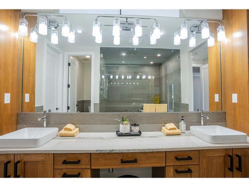 1574 Koocanusa Lake Drive, Lake Koocanusa, BC - Indoor Photo Showing Bathroom
