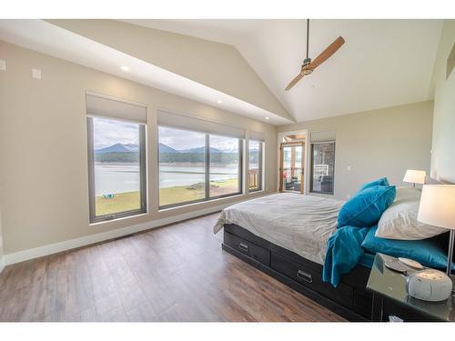 1574 Koocanusa Lake Drive, Lake Koocanusa, BC - Indoor Photo Showing Bedroom