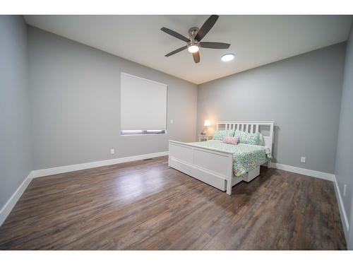 1574 Koocanusa Lake Drive, Lake Koocanusa, BC - Indoor Photo Showing Bedroom