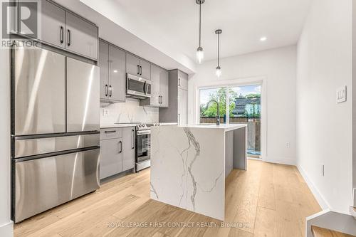 4 Alderwood Lane, Barrie, ON - Indoor Photo Showing Kitchen With Upgraded Kitchen