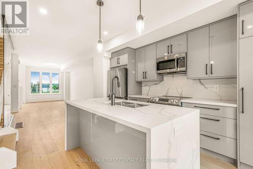 4 Alderwood Lane, Barrie, ON - Indoor Photo Showing Kitchen With Double Sink With Upgraded Kitchen