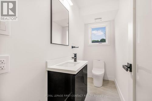 4 Alderwood Lane, Barrie, ON - Indoor Photo Showing Bathroom