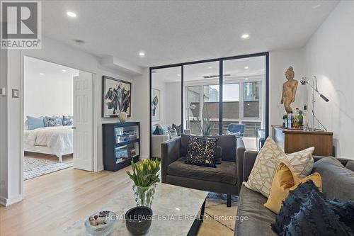 413 - 55 Lombard Street, Toronto, ON - Indoor Photo Showing Living Room