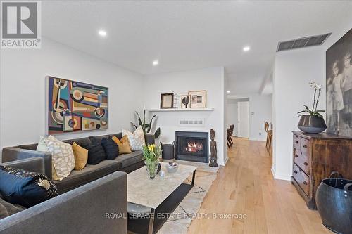 413 - 55 Lombard Street, Toronto, ON - Indoor Photo Showing Living Room With Fireplace