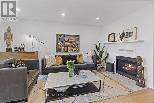 413 - 55 Lombard Street, Toronto, ON - Indoor Photo Showing Living Room With Fireplace