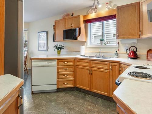 102-626 Van Horne Street, Penticton, BC - Indoor Photo Showing Kitchen With Double Sink
