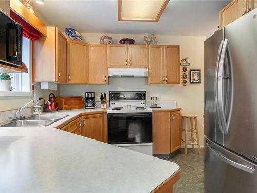 102-626 Van Horne Street, Penticton, BC - Indoor Photo Showing Kitchen With Double Sink