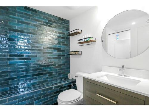 2080 Mckenzie Road, Kelowna, BC - Indoor Photo Showing Bathroom