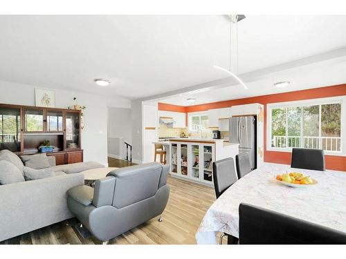 2080 Mckenzie Road, Kelowna, BC - Indoor Photo Showing Living Room