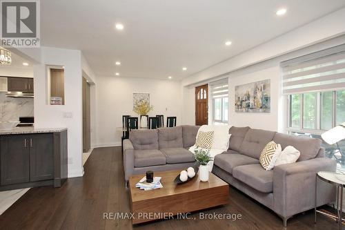 1 - 7 Gosford Boulevard, Toronto, ON - Indoor Photo Showing Living Room
