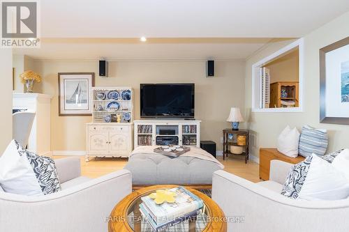 431 Mundy'S Bay Road, Midland, ON - Indoor Photo Showing Living Room