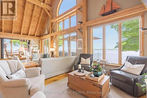 431 Mundy'S Bay Road, Midland, ON - Indoor Photo Showing Living Room