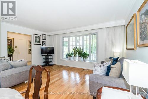 166 Verobeach Boulevard, Toronto, ON - Indoor Photo Showing Living Room