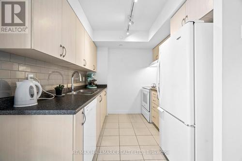 407 - 8 Trent Avenue, Toronto, ON - Indoor Photo Showing Kitchen