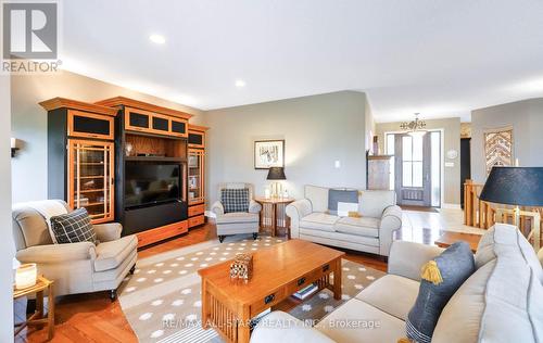 215 Southcrest Drive, Kawartha Lakes, ON - Indoor Photo Showing Living Room