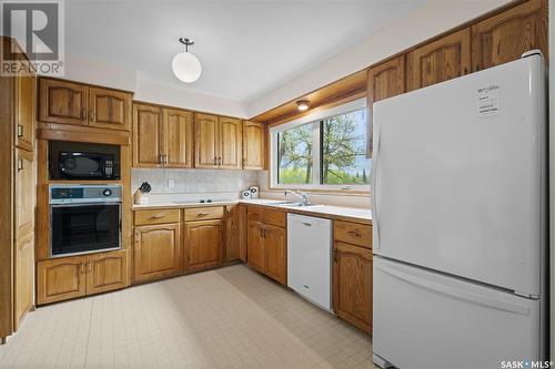 114 East Drive, Saskatoon, SK - Indoor Photo Showing Kitchen With Double Sink