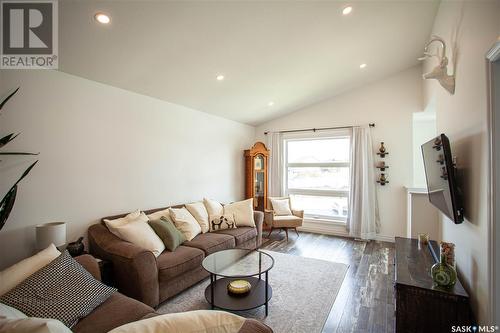 438 Bentley Court, Saskatoon, SK - Indoor Photo Showing Living Room