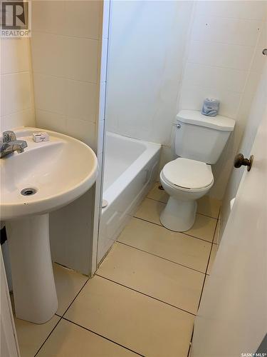 301 Cheadle Street E, Swift Current, SK - Indoor Photo Showing Bathroom